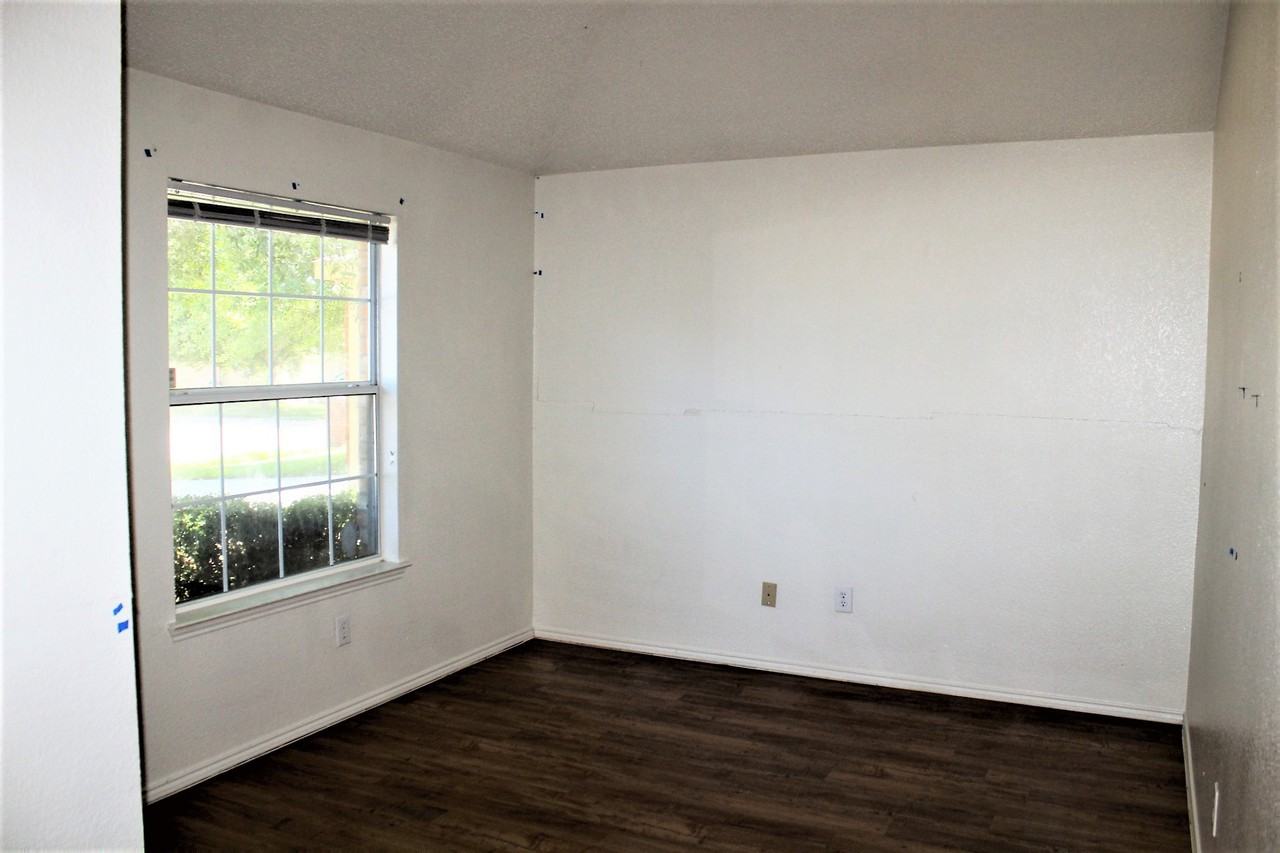 1109 Alexandria Dr - Photo 3 of 18