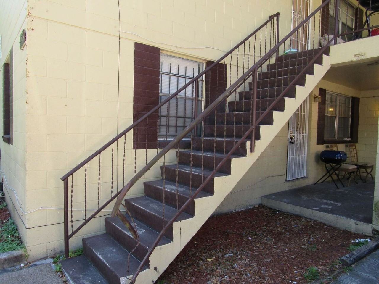 1816 W 14th Street - Photo 3 of 10