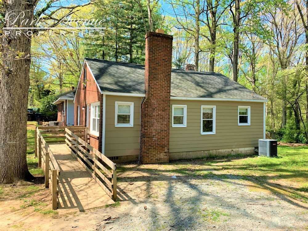 2302 Redbud Ln - Photo 3 of 10