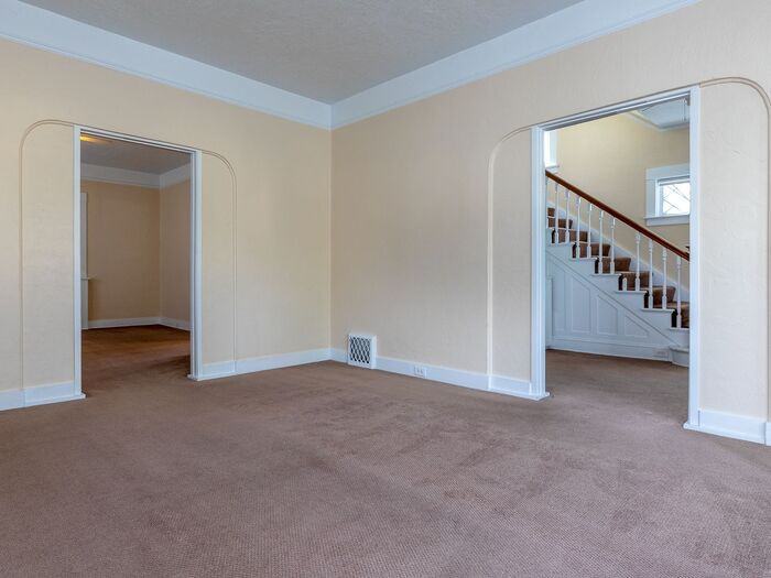 1622 Northeast 8th Avenue - Photo 3 of 33