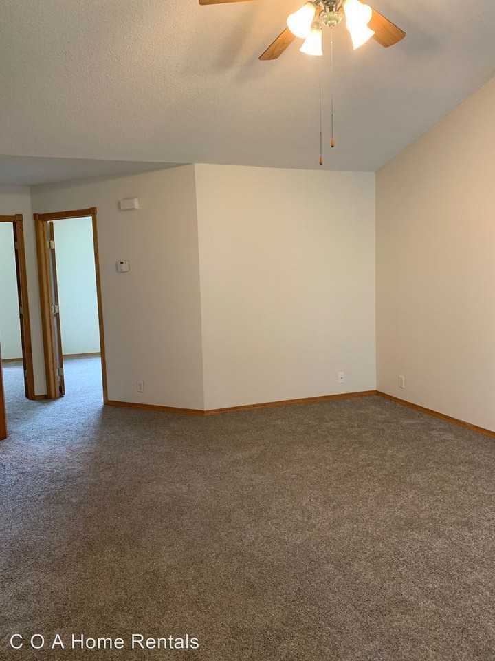 912 & 914 Cedar Point Cr - Photo 2 of 10