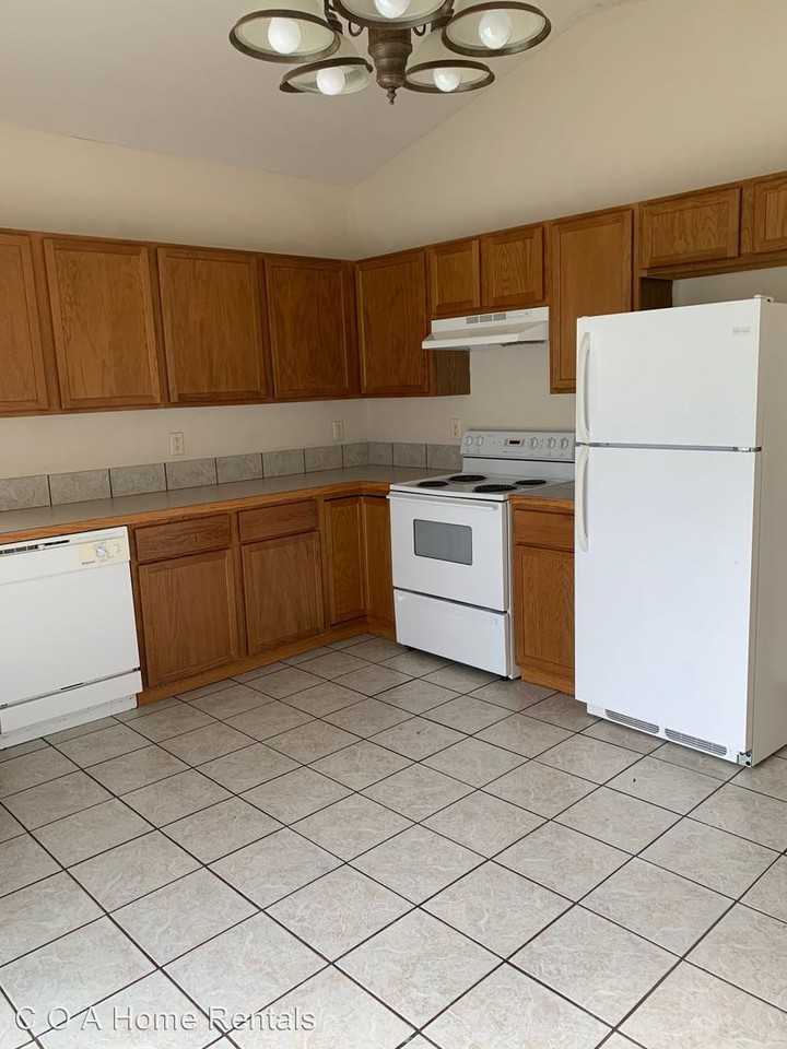 912 & 914 Cedar Point Cr - Photo 3 of 10