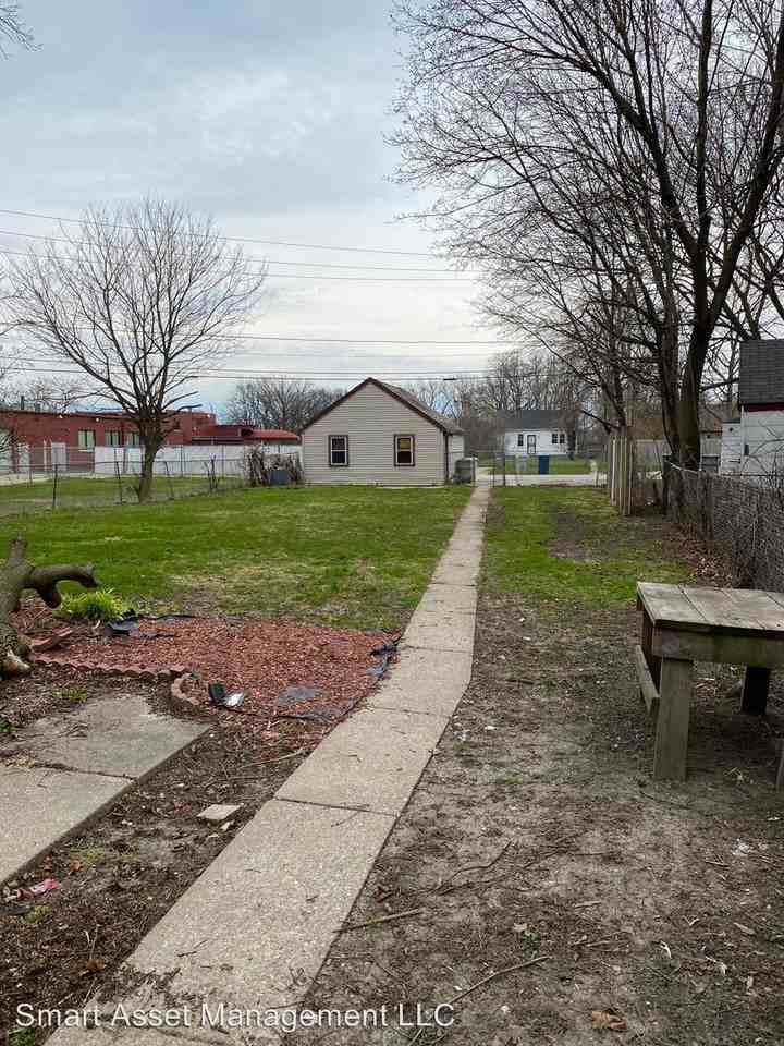 4752 N 18th Street - Photo 2 of 3