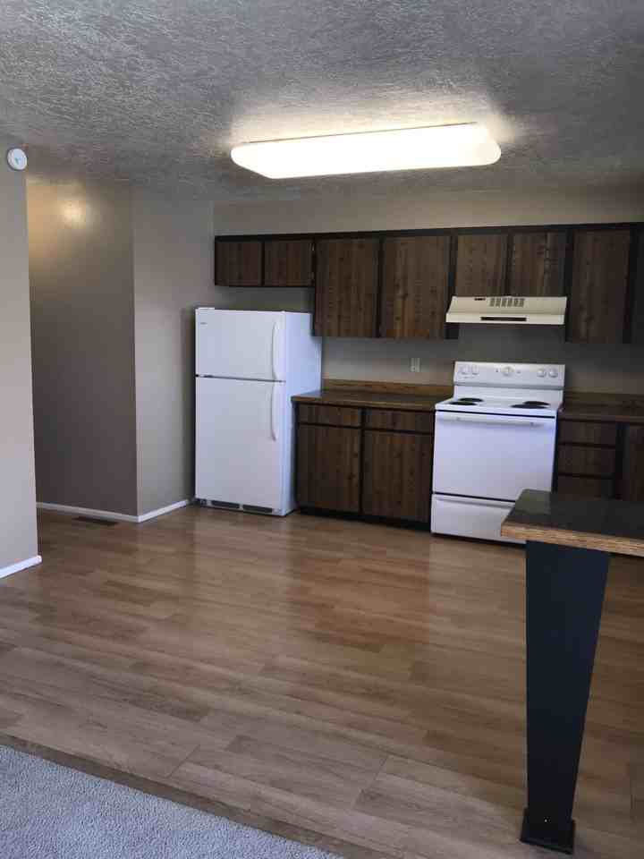 204 Crestview Dr - Photo 2 of 7