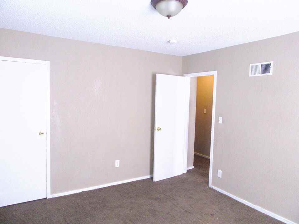 2215 Askew Ave - Photo 2 of 13