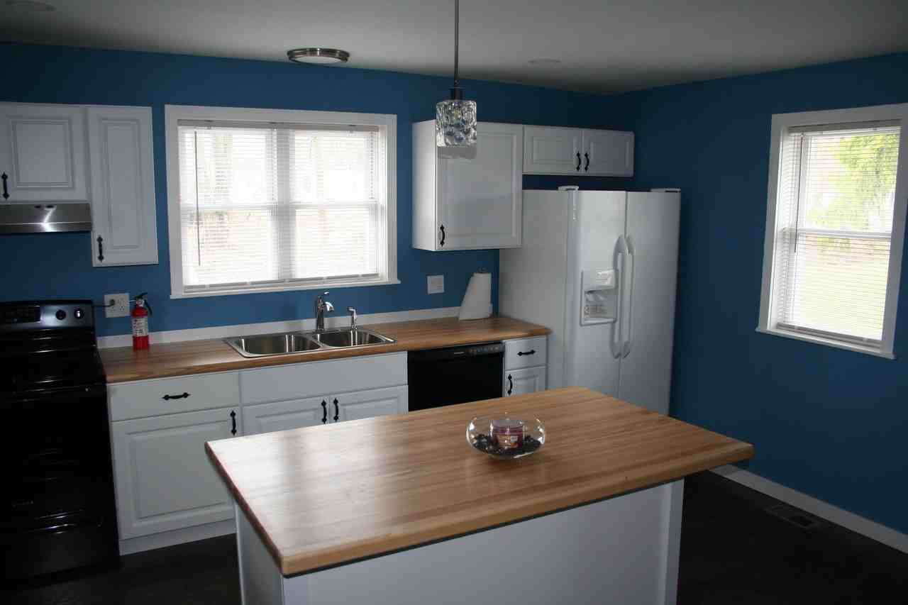 560 Layfield Rd - Photo 3 of 9