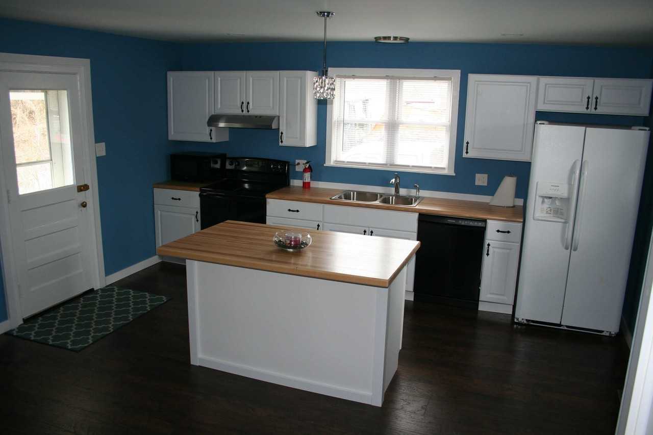 560 Layfield Rd - Photo 2 of 9