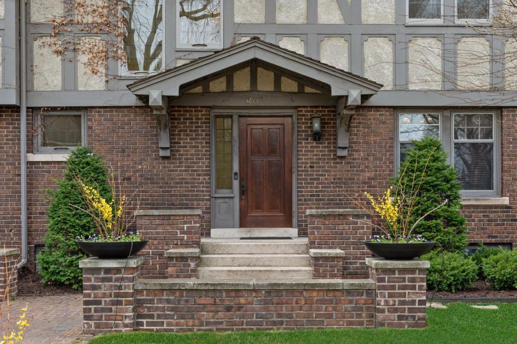 1800 Knox Avenue S - Photo 3 of 49