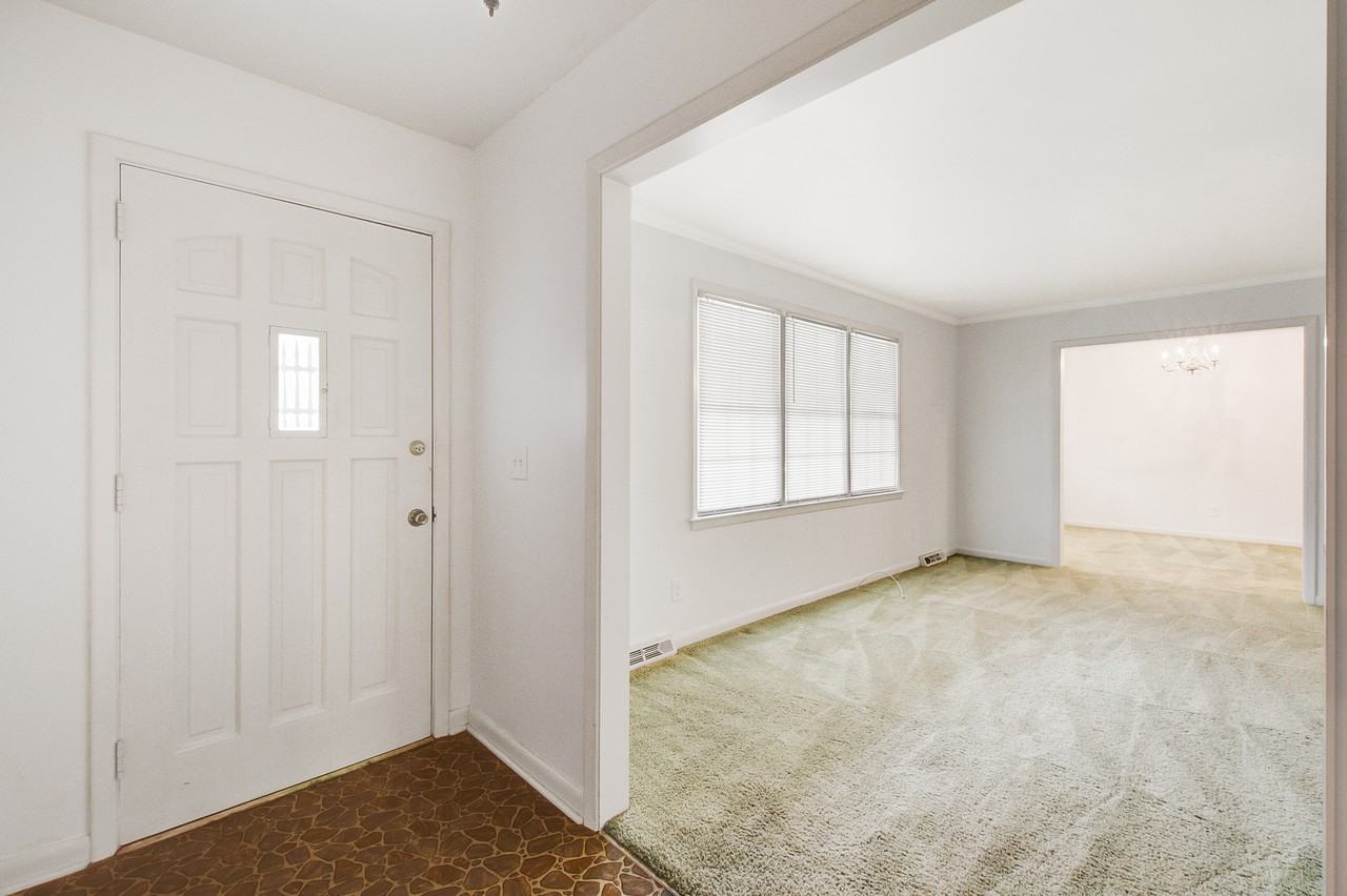 1329 Coleridge St - Photo 3 of 20