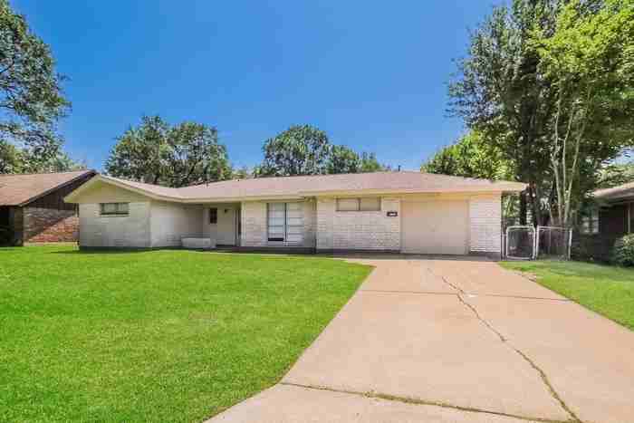 1607 17th Ave N - Photo 2 of 15