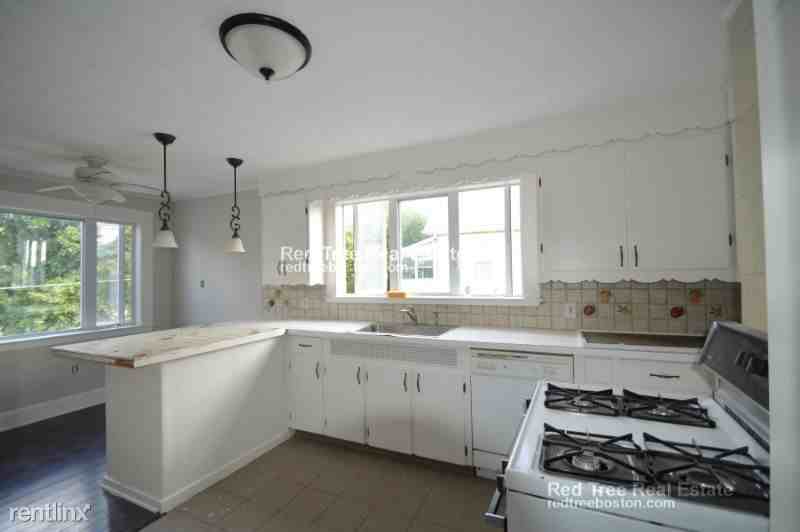 896 Fellsway 2 - Photo 2 of 8