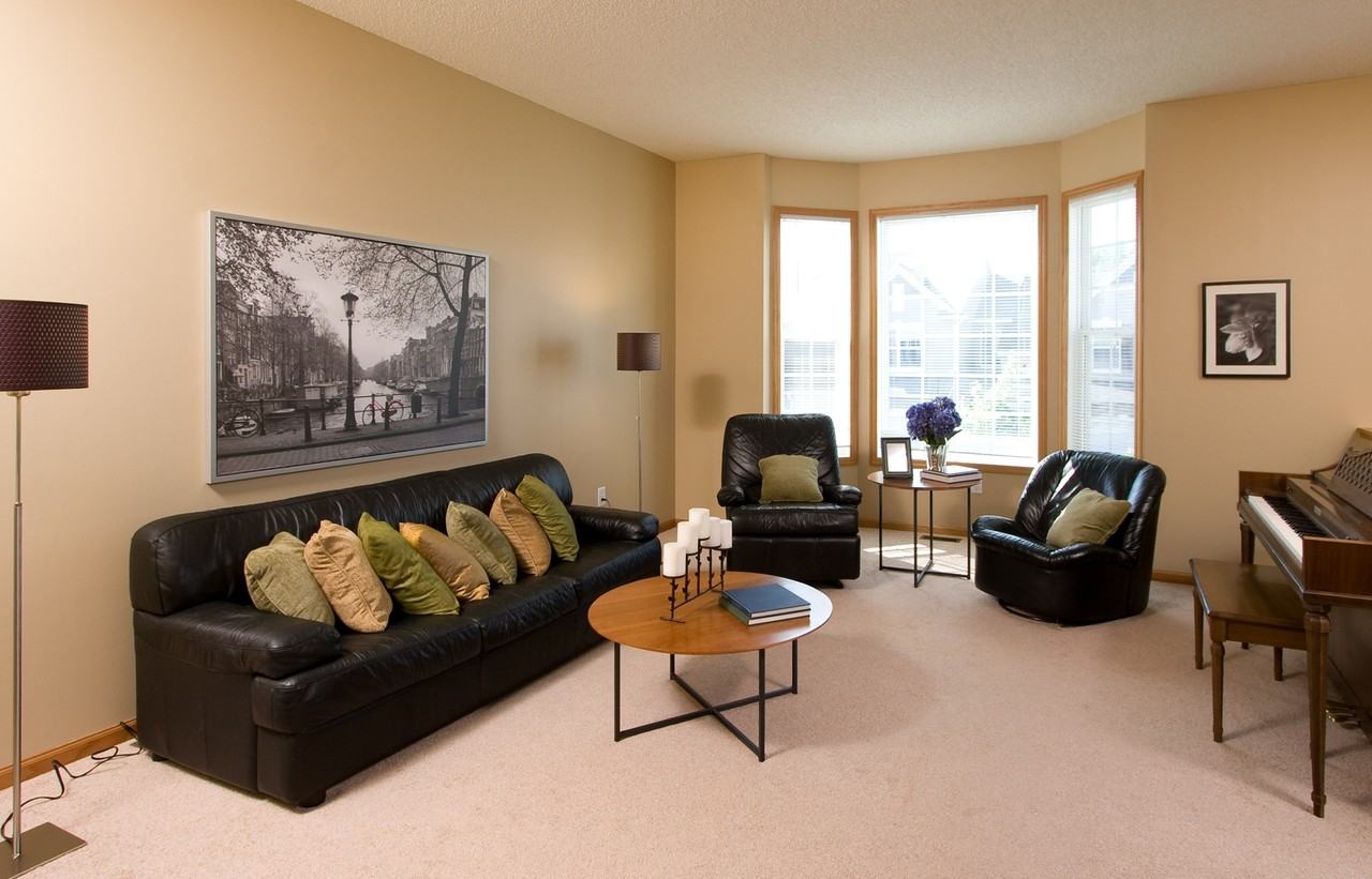 215 Heritage Ln - Photo 2 of 9