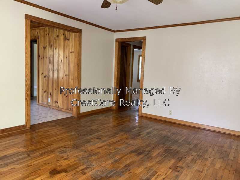 904 N Main St - Photo 3 of 8