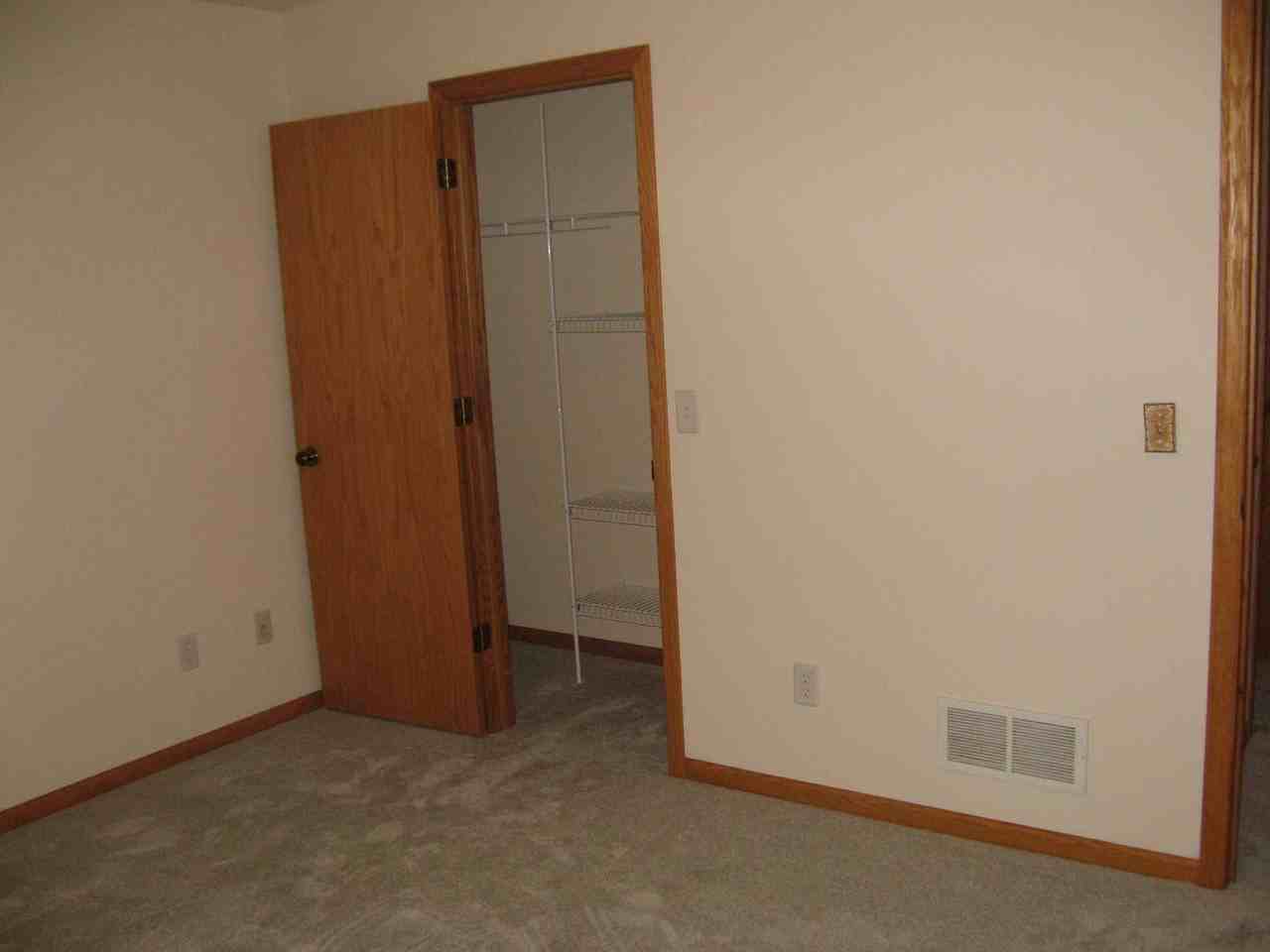 400 Gloria Ave - Photo 2 of 4