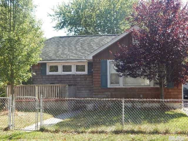 280 Peconic Ave - Photo 2 of 12