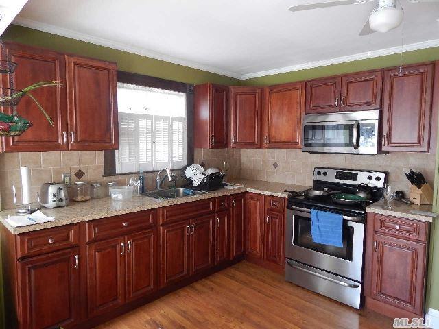 280 Peconic Ave - Photo 3 of 12