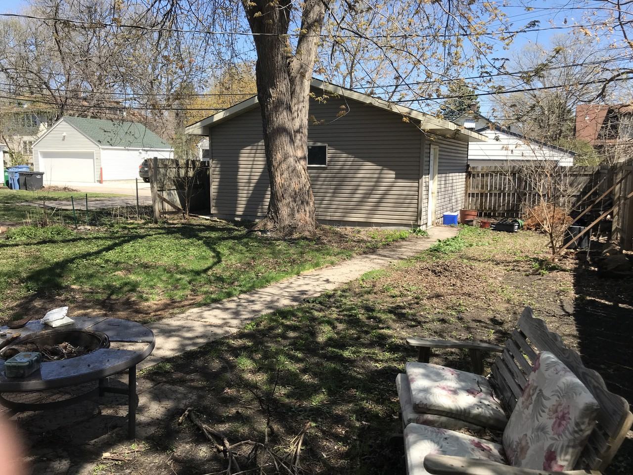 1070 1070 21st Avenue South East Uppr - Photo 3 of 10