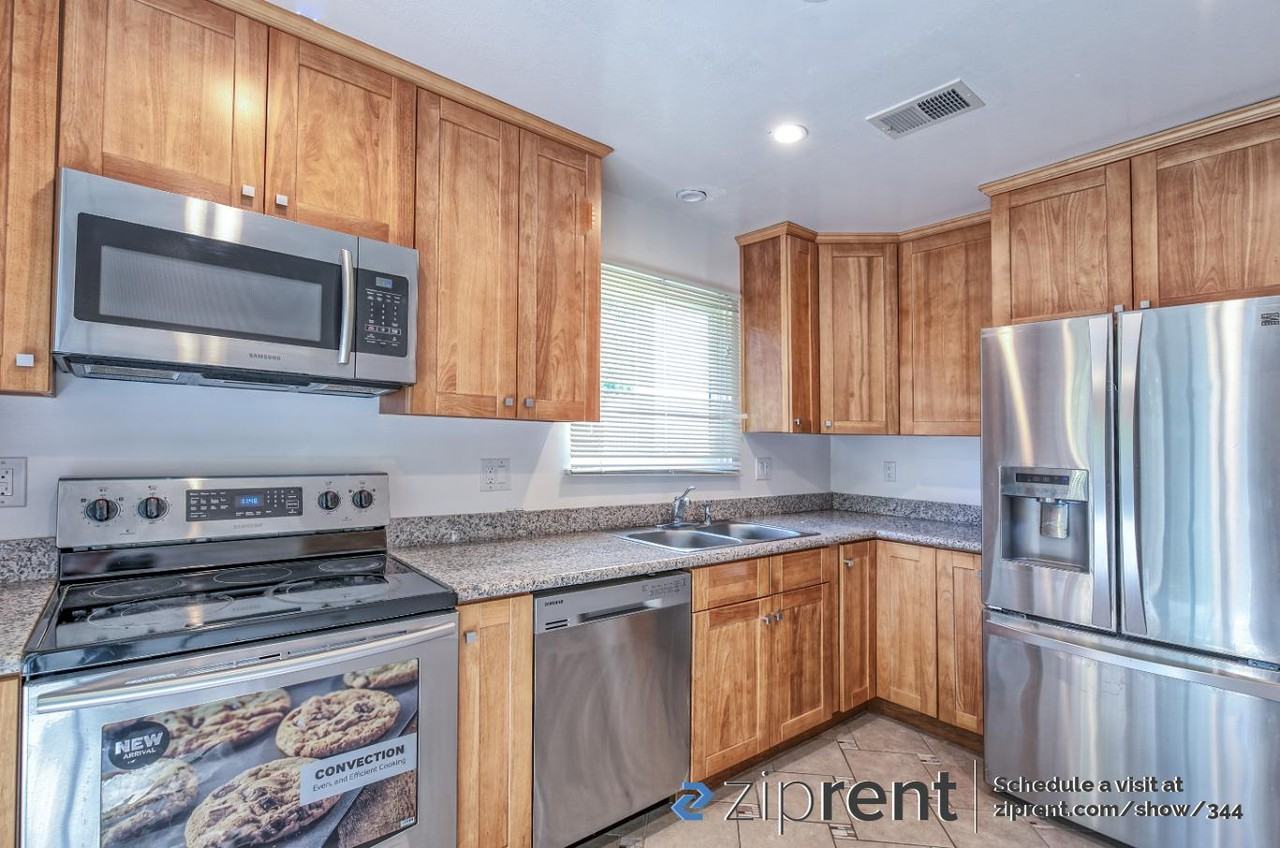 19425 Vineyard Ln - Photo 3 of 21