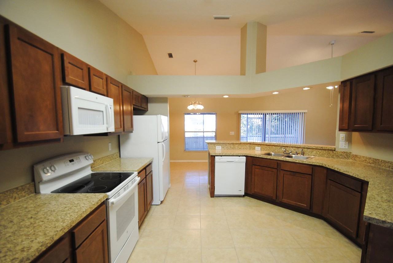 4819 Balsam Dr - Photo 3 of 13