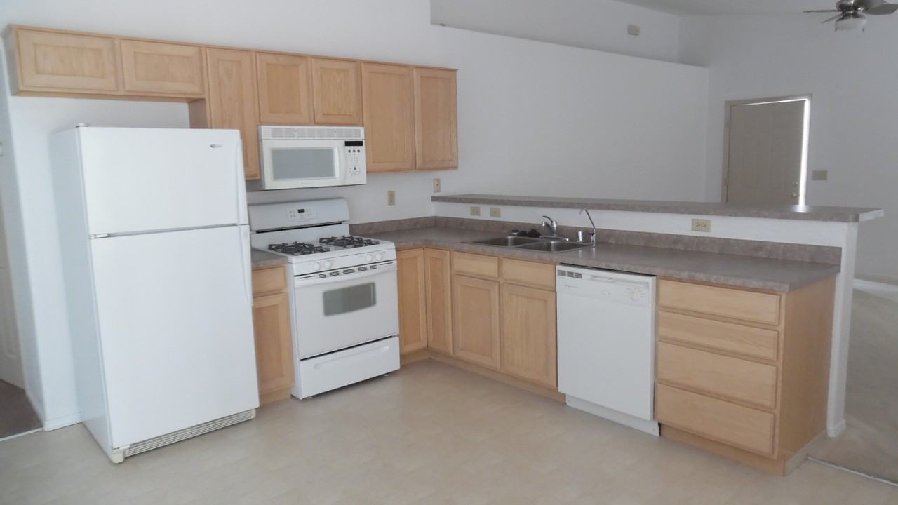 2366 E Parkside Dr - Photo 2 of 20