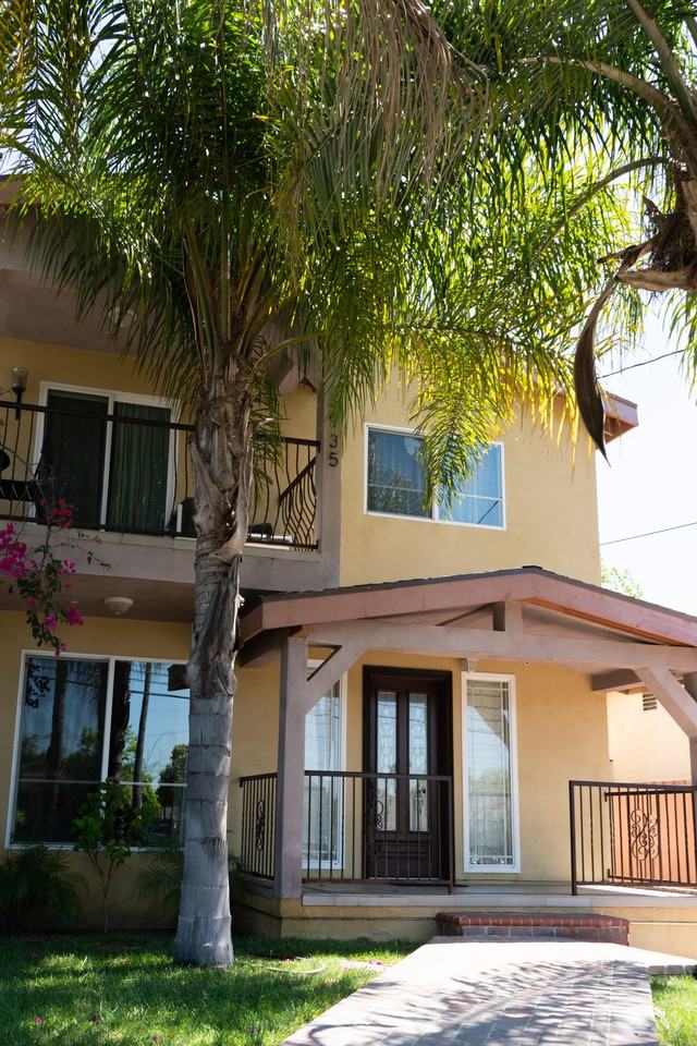 3937 Seneca Ave - Photo 3 of 37