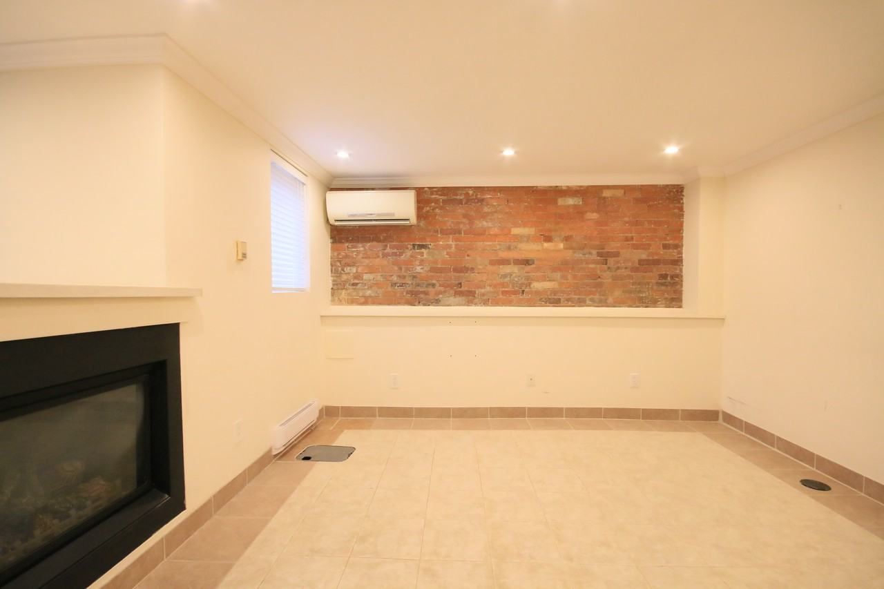 198 Quebec Ave - Photo 4 of 11