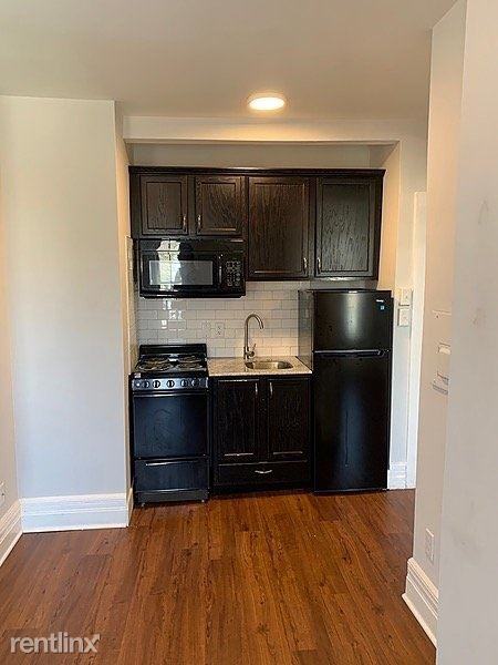 240 Richmond Ave - Photo 3 of 14