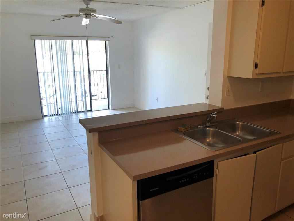 200 Palm Cir W - Photo 3 of 9