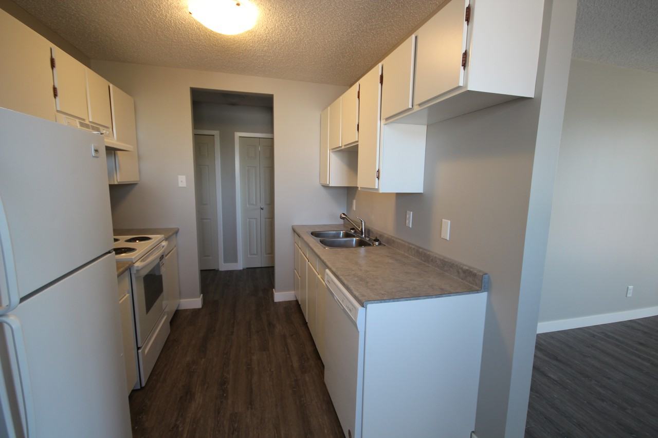 5315 38 Ave - Photo 3 of 9