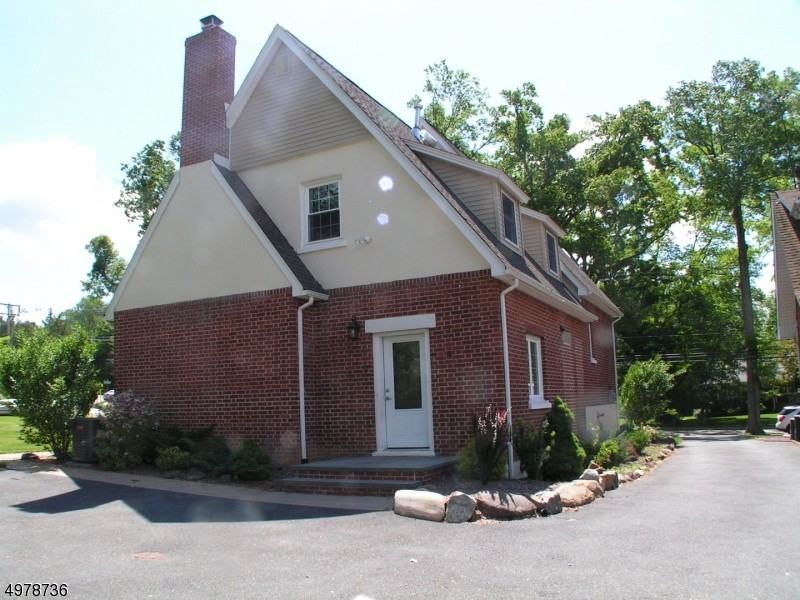 121 Cathedral Ave - Photo 3 of 20