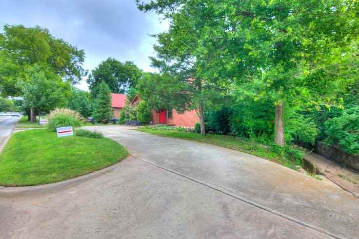 421 S Flood Ave - Photo 2 of 32