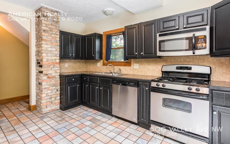 606 Valley Ave Nw - Photo 3 of 21