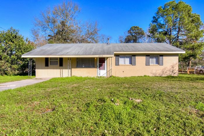 1915 Dianne Drive - Photo 2 of 11
