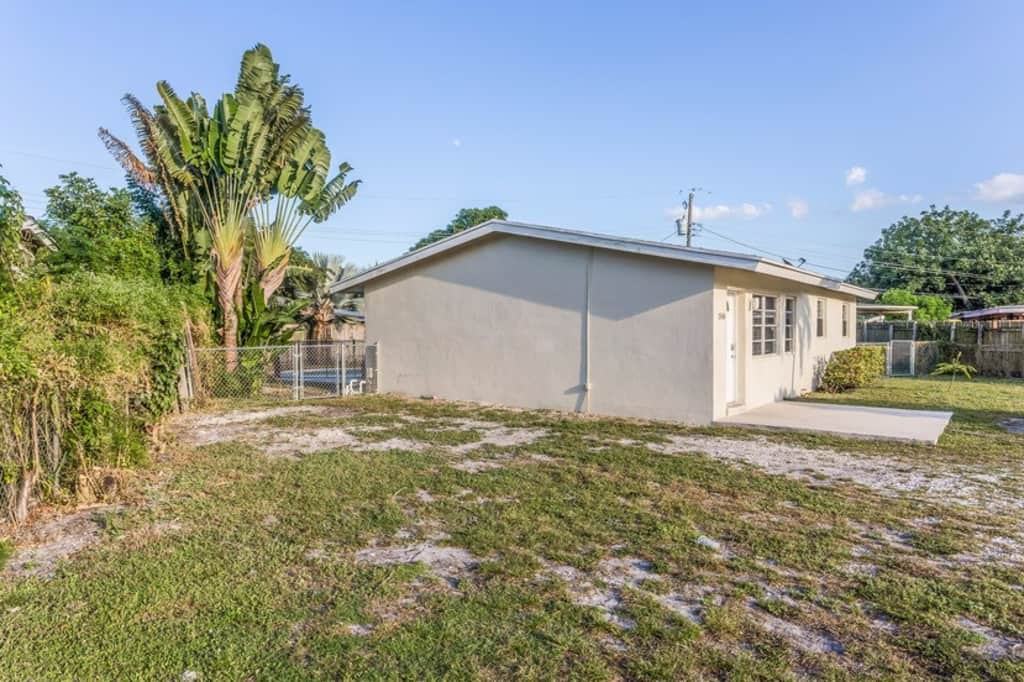 1540 Sw 36th Way - Photo 2 of 21