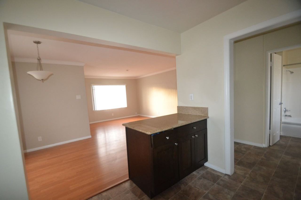 127 W Zane St - Photo 3 of 18