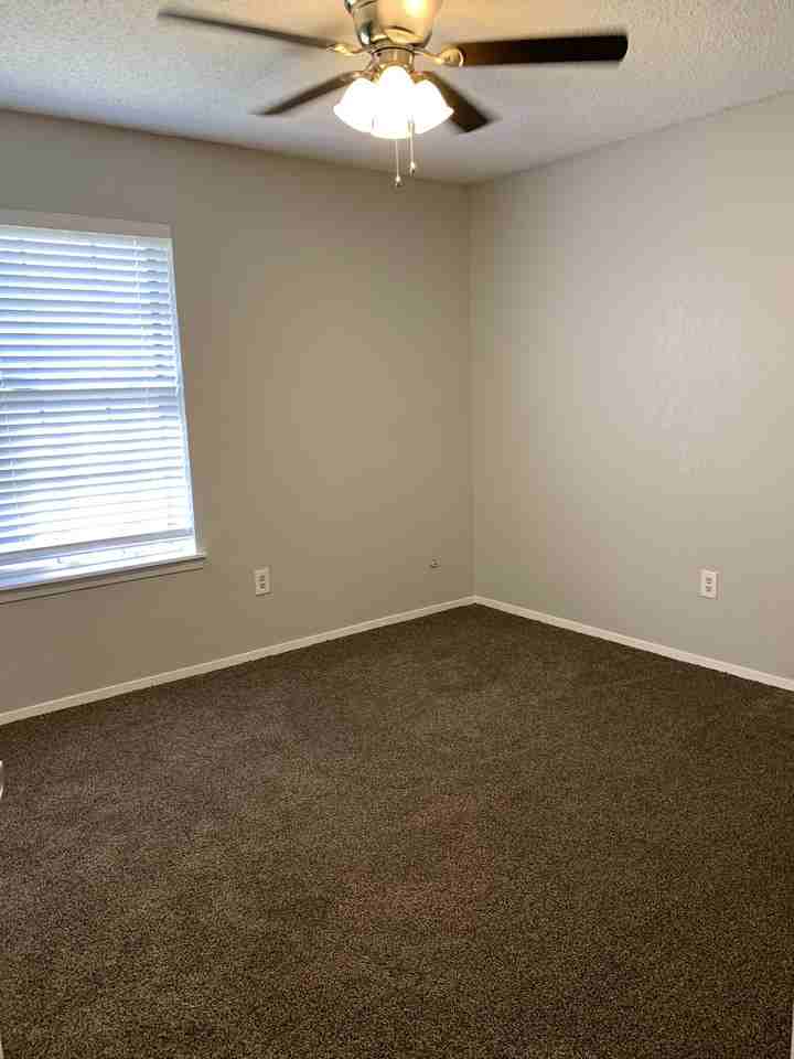 208 Crestwood Dr - Photo 2 of 7