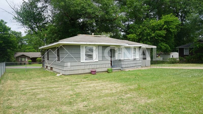 1052 Apple St - Photo 2 of 22