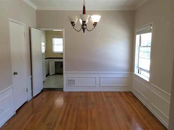 338 N Sycamore Ave - Photo 2 of 9