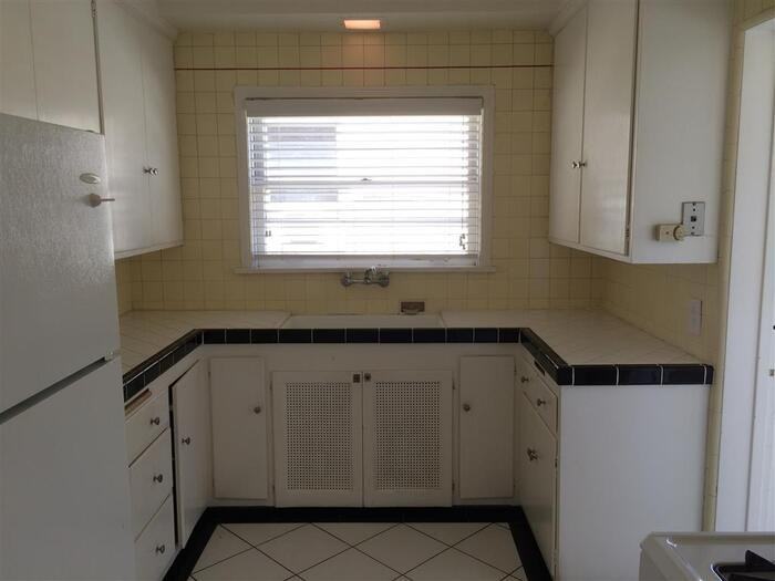 338 N Sycamore Ave - Photo 3 of 9