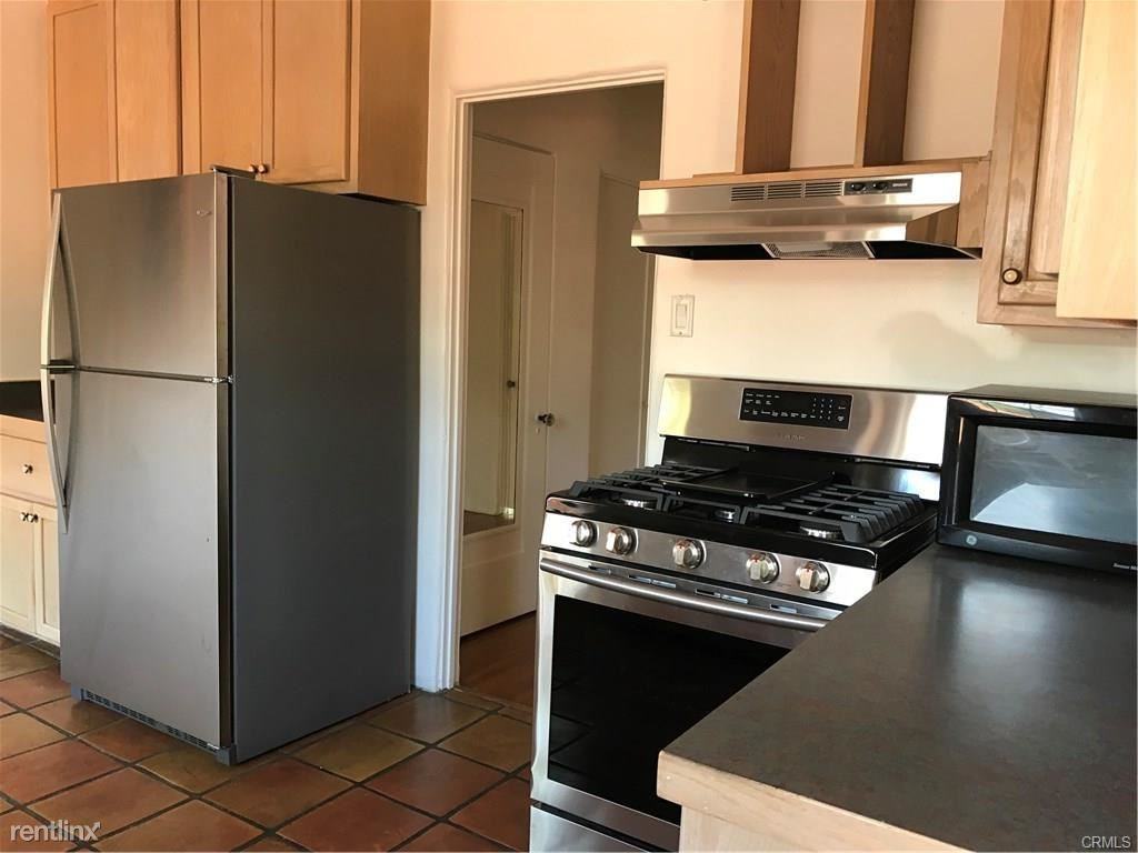 2613 Cloverfield Blvd - Photo 2 of 10