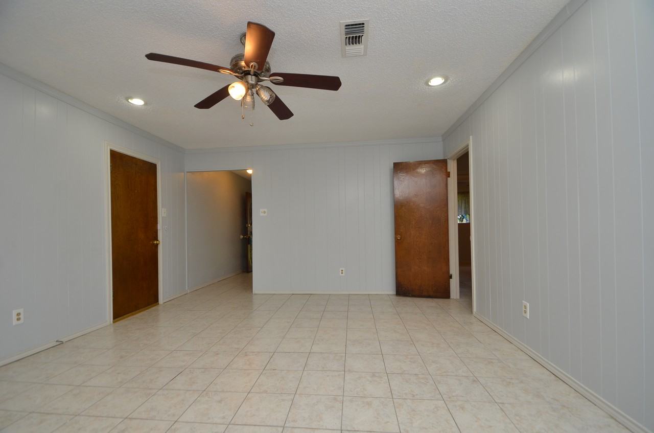 7230 Oak Village Dr - Photo 3 of 18