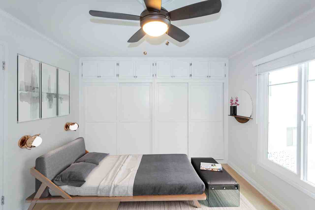 Dean on De Longpre - Photo 4 of 11