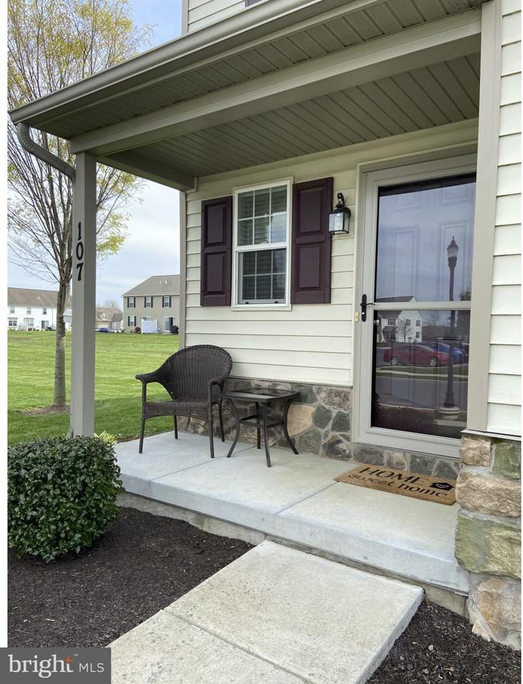 107 N Village Circle - Photo 2 of 13