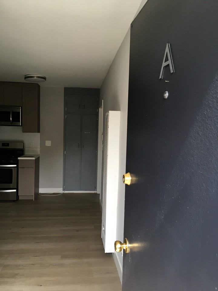 241 W Tujunga Ave - Photo 2 of 15