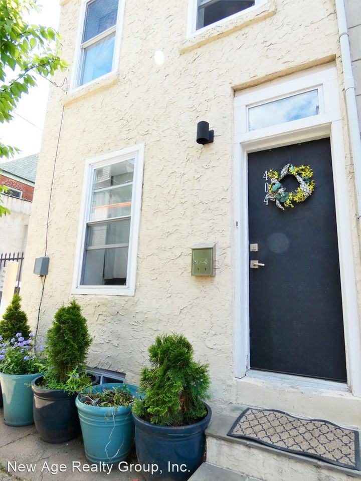 404 N Sloan Street - Photo 2 of 25
