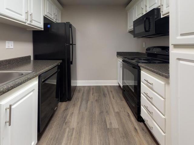 650 E Bonita Ave - Photo 6 of 35