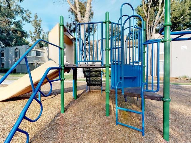 650 E Bonita Ave - Photo 5 of 35