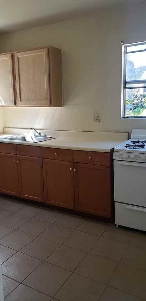 1714 East Glenoaks Boulevard #4 - Photo 7 of 10