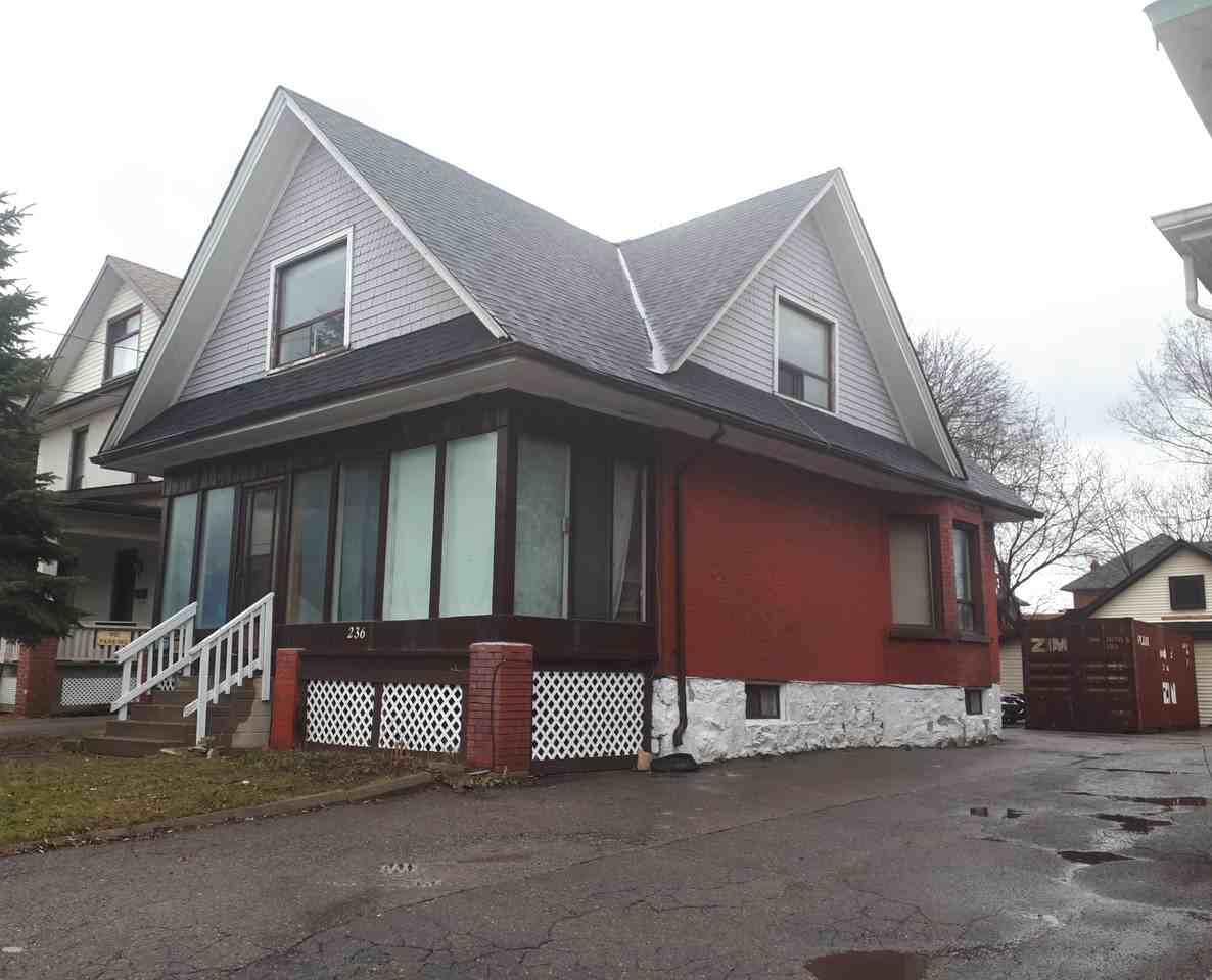 236 Athol Street East BUPPER, Oshawa, ON L1H 1K3 3 Bedroom Apartment