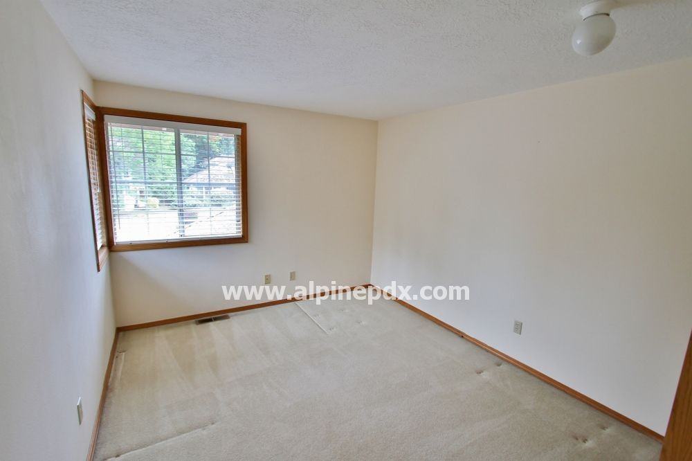 10646 SW Kent St - Photo 3 of 19